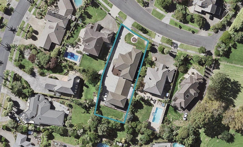 15 Santa Cruz Drive, Shamrock Park, Auckland - Carousel 1