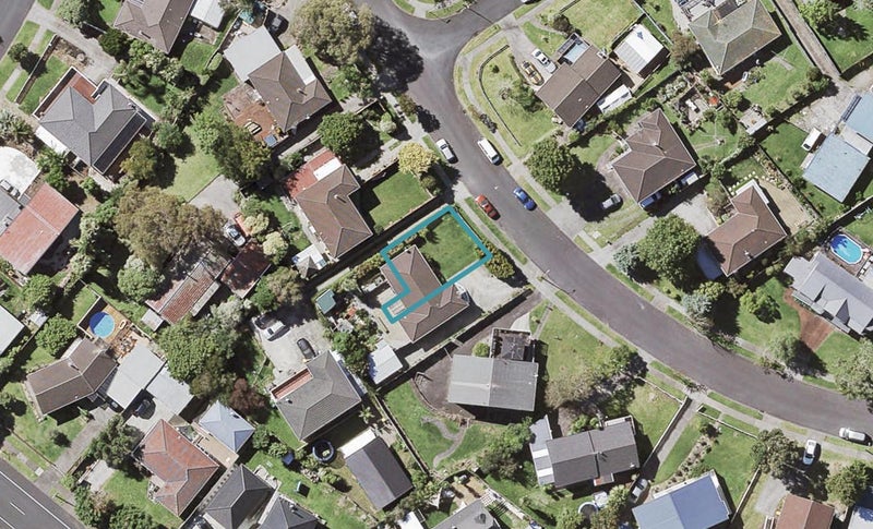 11 Malvina Place, Bucklands Beach, Auckland - Carousel 1