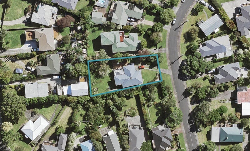 4 Deane Avenue, Titirangi, Auckland - Carousel 1