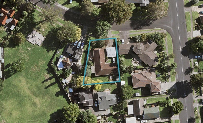2/4 Balgowan Terrace, Conifer Grove, Takanini - Carousel 1