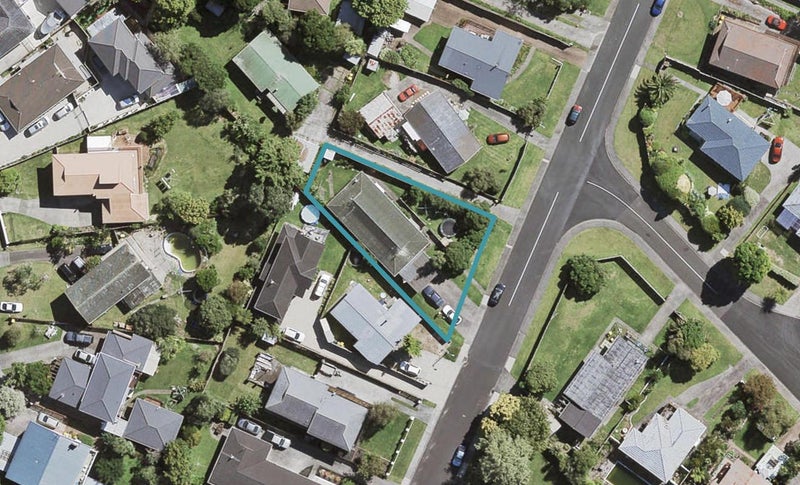 1/22 Eyre Street, Henderson, Auckland - Carousel 1
