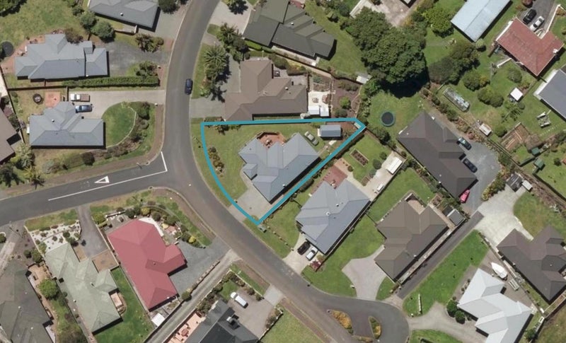 7 Conifer Grove, Kamo, Whangarei - Carousel 1