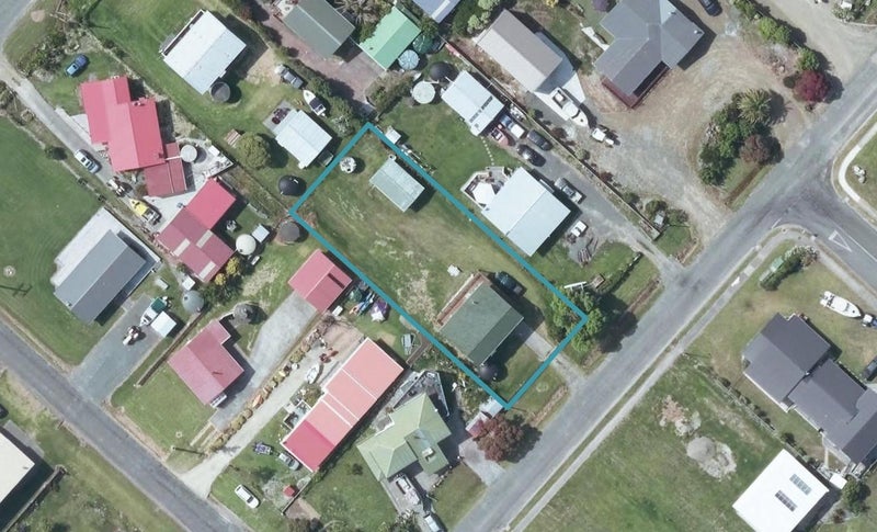 12 Lochiel Street, Māhia - Carousel 1