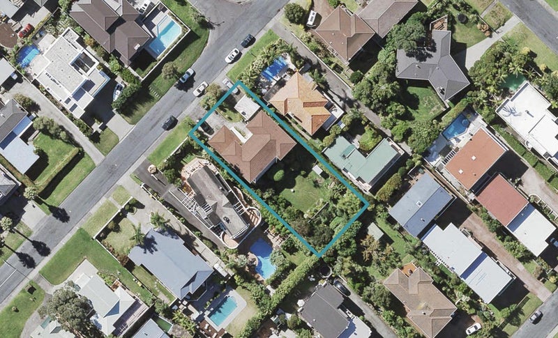 2/4 Katui Street, Castor Bay, Auckland - Carousel 1