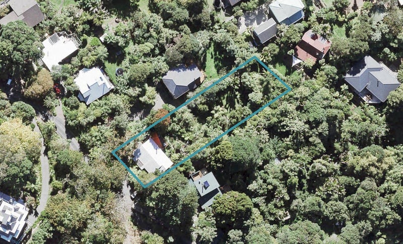 27 Raroa Terrace, Waiatarua, Auckland - Carousel 1
