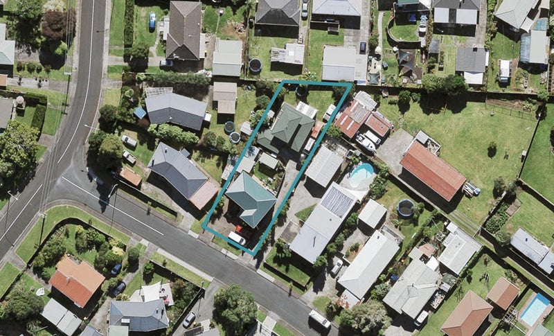 2/21 Montmere Avenue, Te Atatu Peninsula, Auckland - Carousel 1