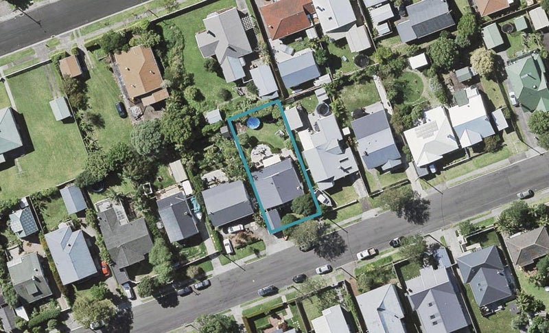 24 Egremont Street, Belmont, Auckland - Carousel 1