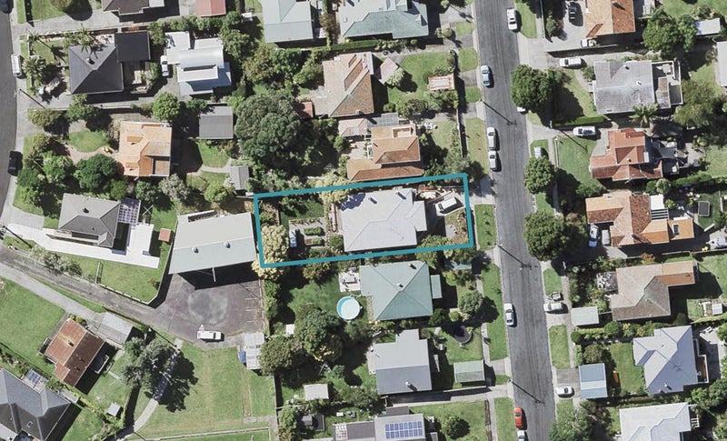 10 Niccol Avenue, Narrow Neck, Auckland - Carousel 1