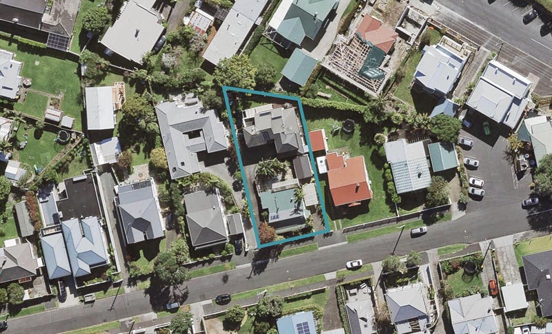 2/7 Vincent Road, Northcote Point, Auckland - Carousel 1