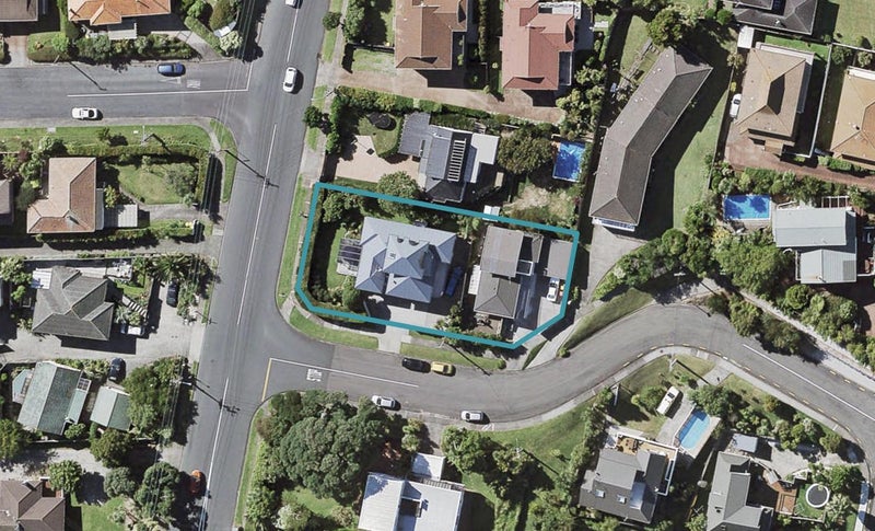 2/2 Dewsbury Terrace, Castor Bay, Auckland - Carousel 1