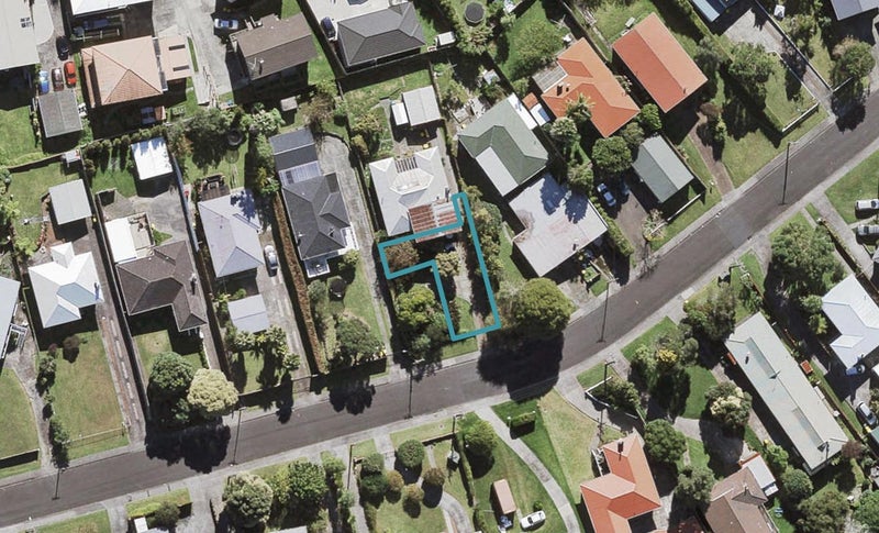 1/22 Coniston Avenue, Te Atatu South, Auckland - Carousel 1