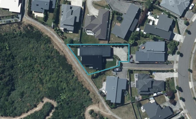 16 Sumner Terrace, Aotea, Porirua - Carousel 1