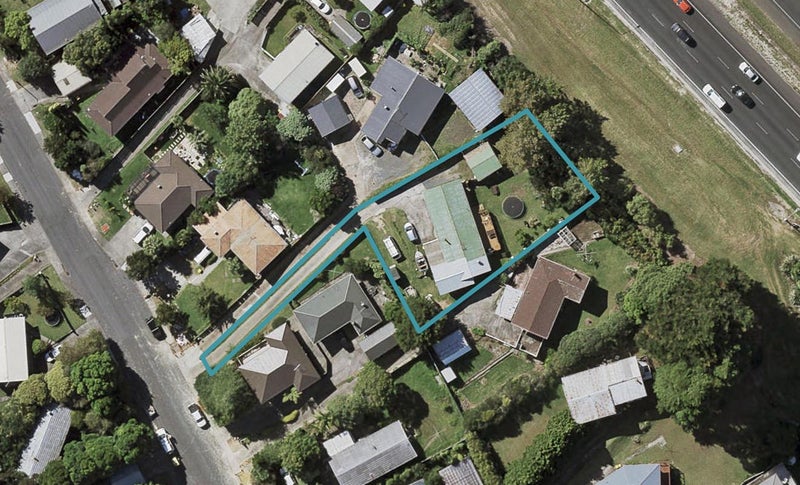 69 Totaravale Drive, Totara Vale, Auckland - Carousel 1