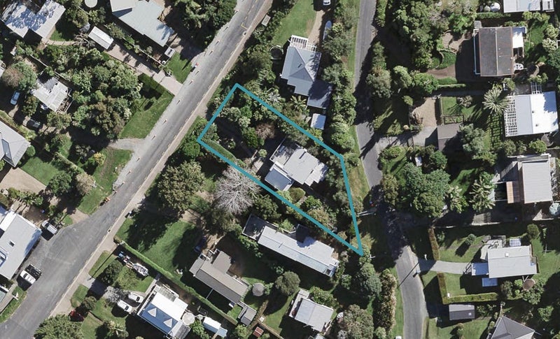 3 Kiwi Street, Oneroa, Waiheke Island - Carousel 1