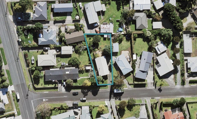 2 Clinton Avenue, Te Atatu Peninsula, Auckland - Carousel 1