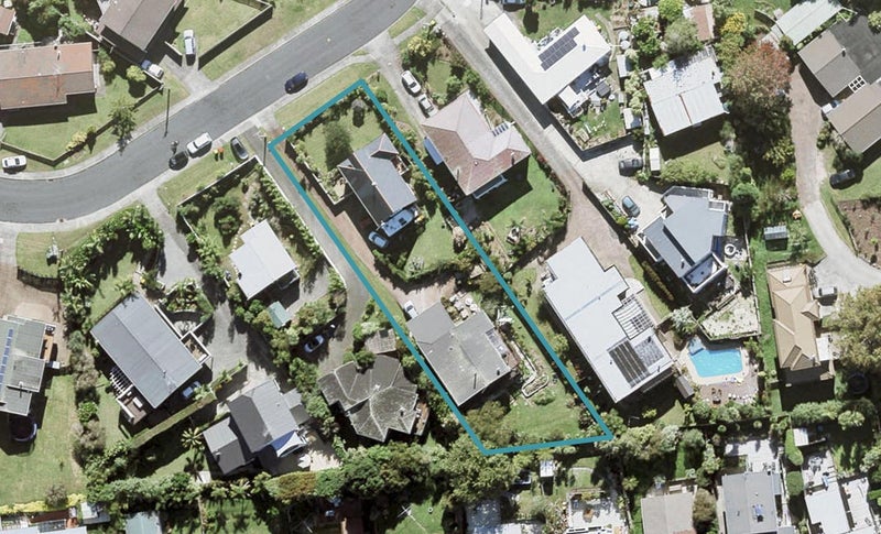 1/12 Law Street, Torbay, Auckland - Carousel 1
