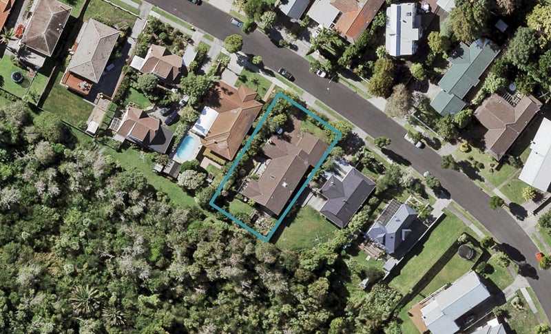 11 Curacao Place, Half Moon Bay, Auckland - Carousel 1