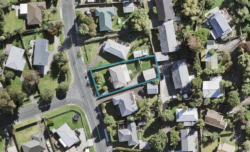 15 Bayside Avenue, Te Atatu Peninsula, Auckland - Carousel 1