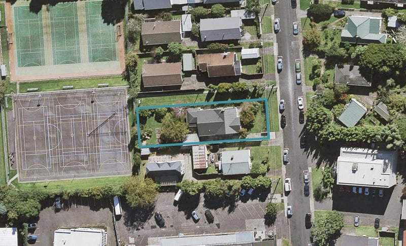 10 Gladstone Road, Northcote, Auckland - Carousel 1