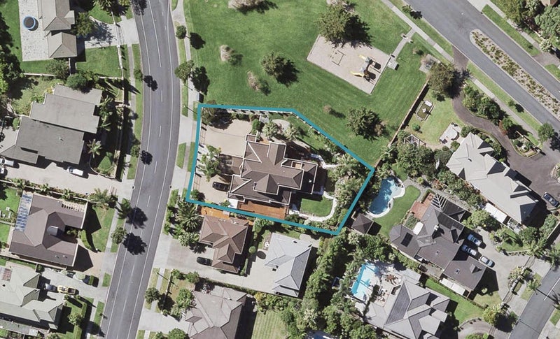 16 Santa Ana Drive, Shamrock Park, Auckland - Carousel 1