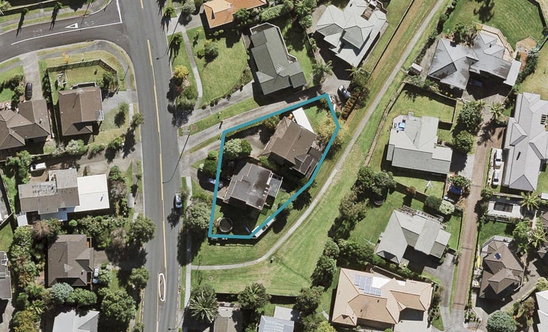 2/33 Unsworth Drive, Unsworth Heights, Auckland - Carousel 1