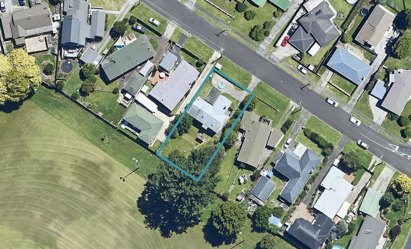 10 Crombie Street, Bellevue, Tauranga - Carousel 1