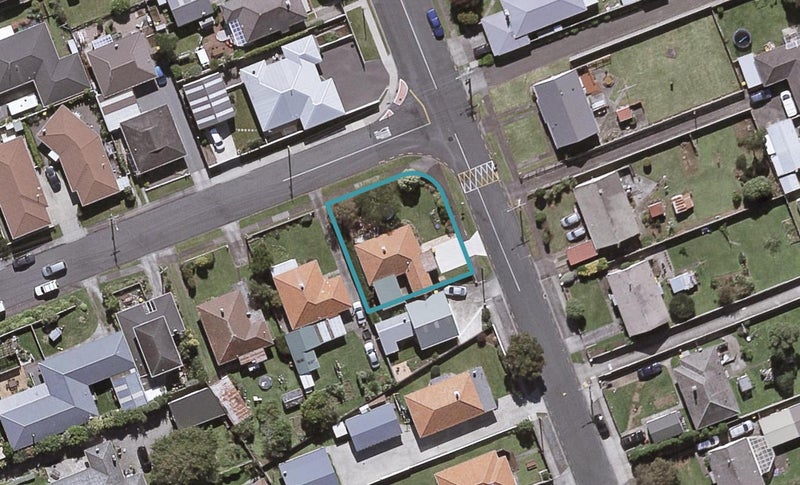 10 Union Street, Merrilands, New Plymouth - Carousel 1
