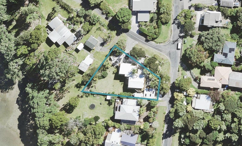 93 Kauri Point Road, Laingholm, Auckland - Carousel 1