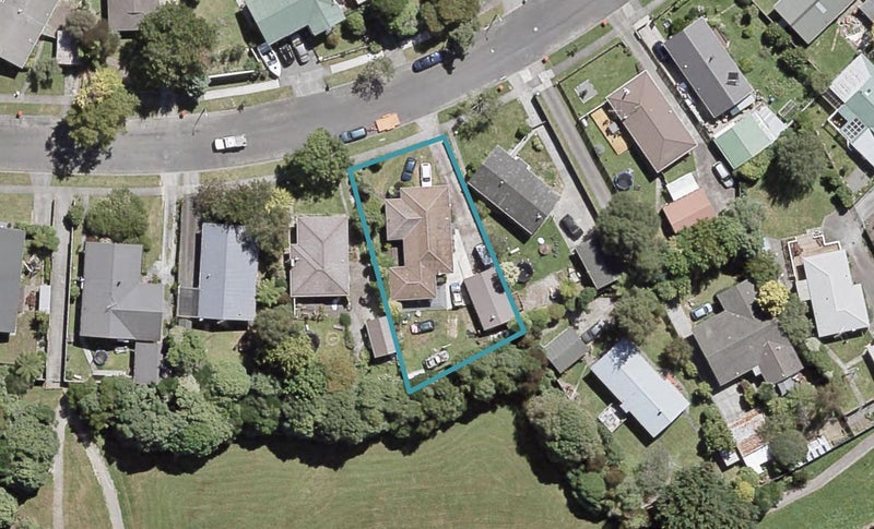 42 Larchmont Grove, Totara Park, Upper Hutt - Carousel 1