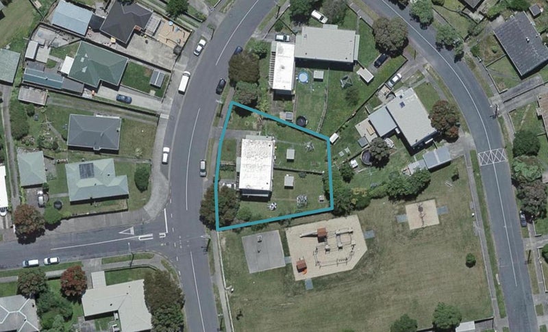 42 Victory Crescent, Tawa, Wellington - Carousel 1