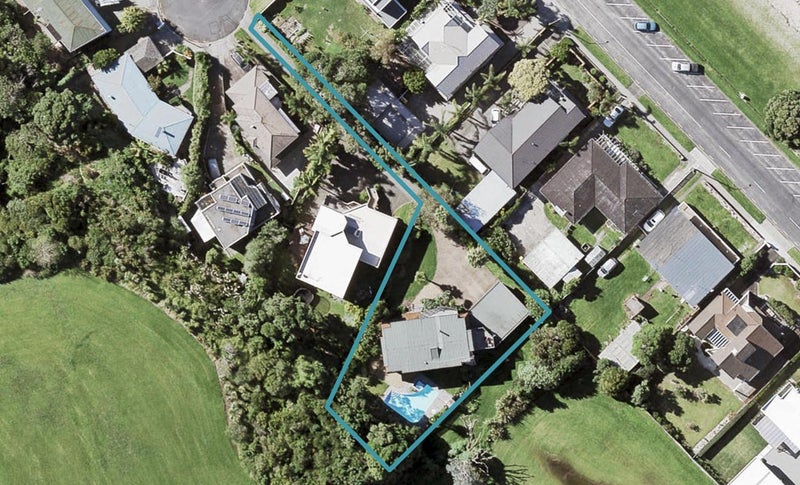 2 Luke Place, Eastern Beach, Auckland - Carousel 1
