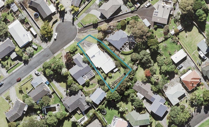 10 Glenroy Place, Green Bay, Auckland - Carousel 1