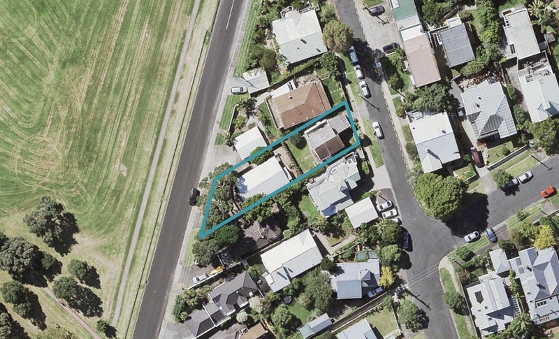 1/76 Wairoa Road, Narrow Neck, Auckland - Carousel 1