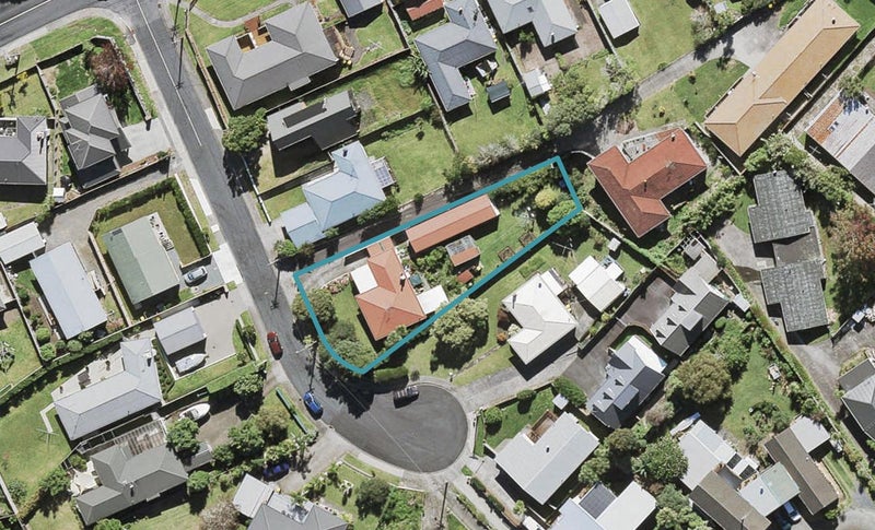 8 Harding Avenue, Te Atatu South, Auckland - Carousel 1