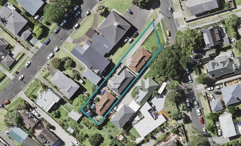 2/11 Fenwick Avenue, Milford, Auckland - Carousel 1