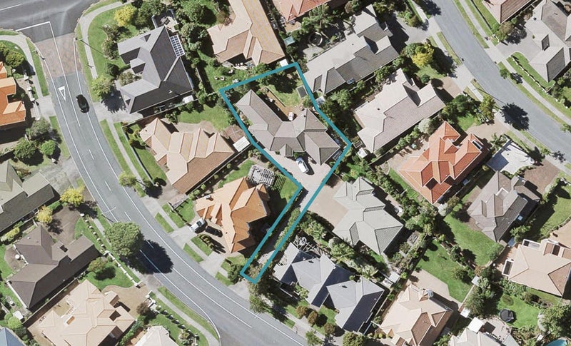 10 Jane Eyre Drive, Somerville, Auckland - Carousel 1