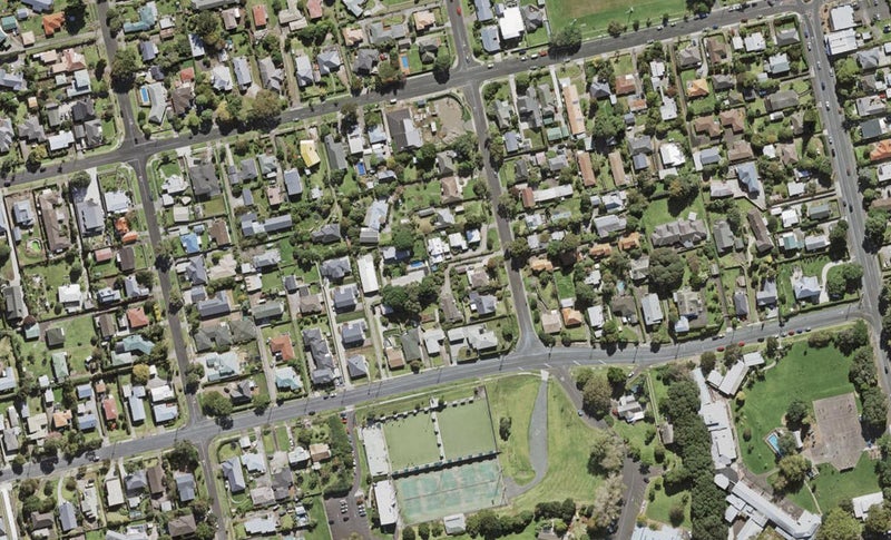 42 Woodward Avenue, Mangere Bridge, Auckland - Carousel 1