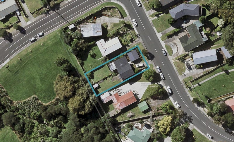 40 Totaravale Drive, Totara Vale, Auckland - Carousel 1