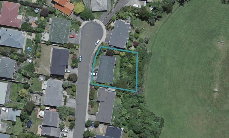 12 Mckeefry Grove, Tawa, Wellington - Carousel 1