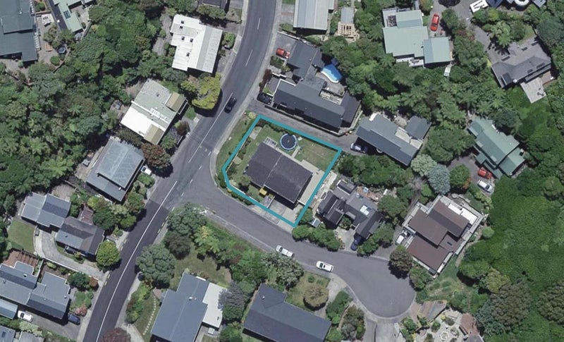 1 Nadia Grove, Khandallah, Wellington - Carousel 1