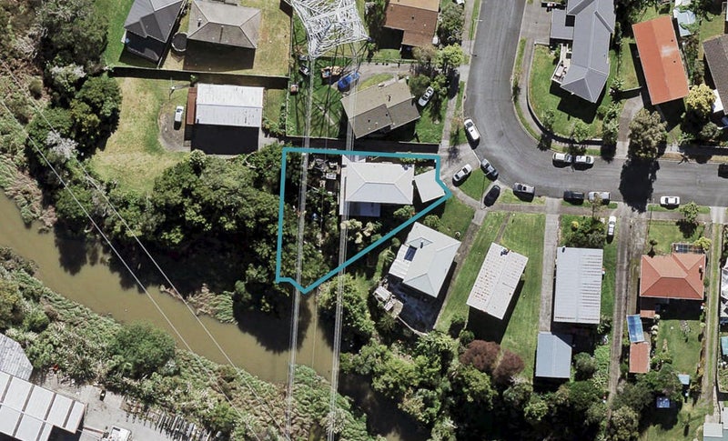 33 Alanbrooke Crescent, Avondale, Auckland - Carousel 1