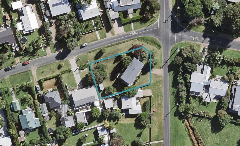 35 Tui Street, Oneroa, Waiheke Island - Carousel 1