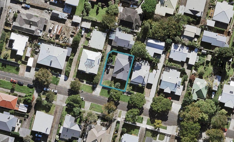 2/4 Mars Avenue, Sandringham, Auckland - Carousel 1