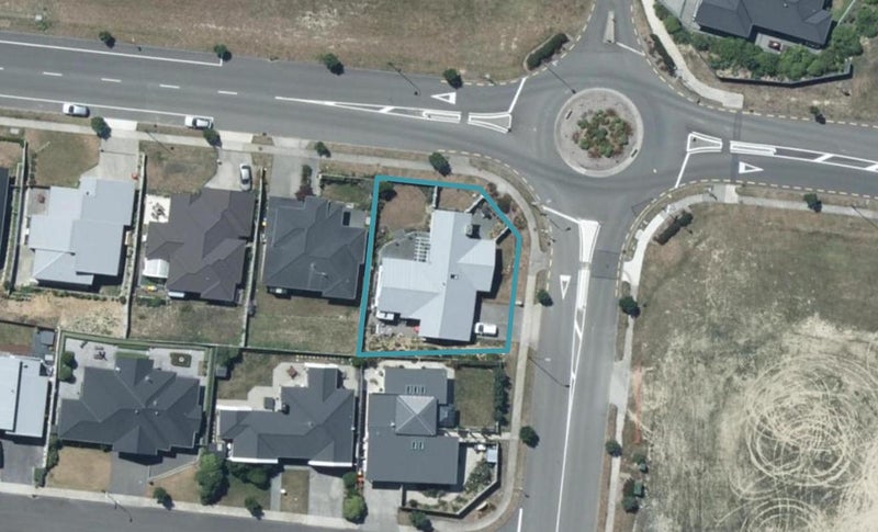2 Queen Charlotte Drive, Aotea, Porirua - Carousel 1