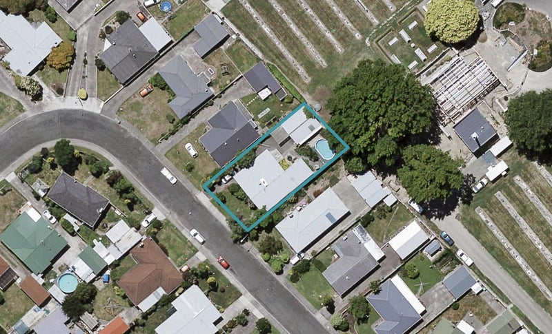 217 Sunnybank Crescent, Camberley, Hastings - Carousel 1