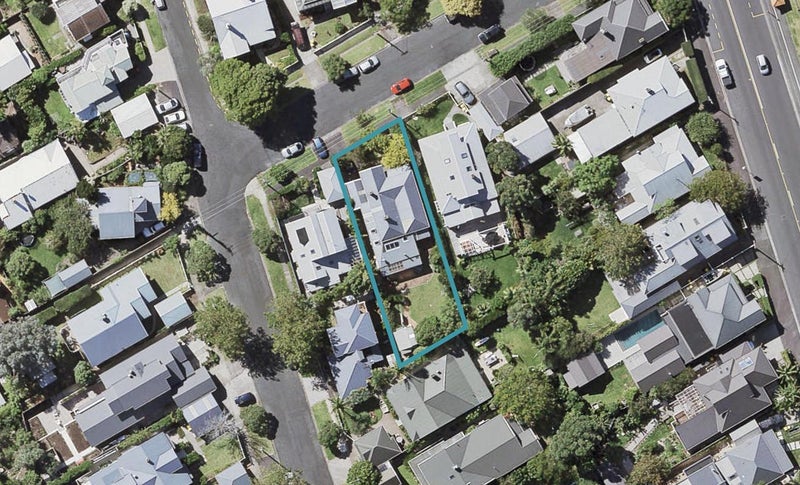 3 Turnbull Road, Narrow Neck, Auckland - Carousel 1