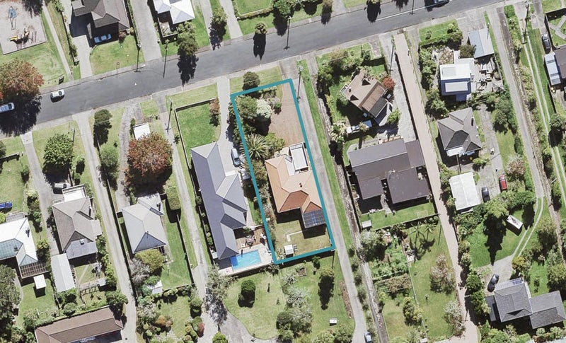 32 Cliff View Drive, Green Bay, Auckland - Carousel 1
