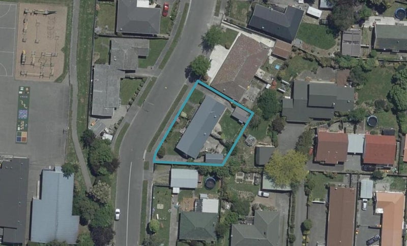 2/4 Valerie Place, Redwood, Christchurch - Carousel 1