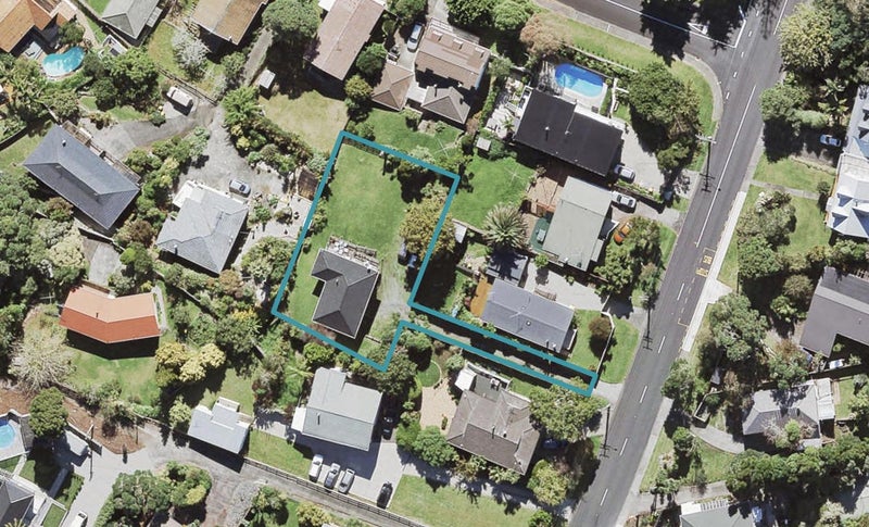 23 South Lynn Road, Titirangi, Auckland - Carousel 1