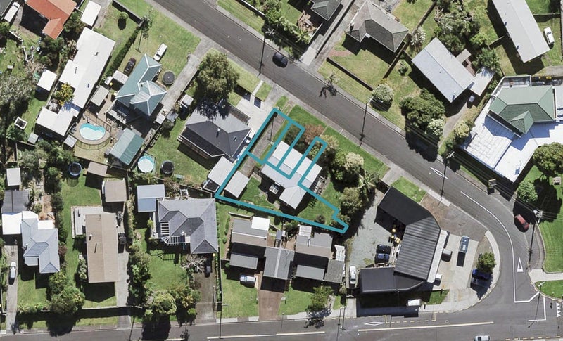 3/2 Abbotleigh Avenue, Te Atatu Peninsula, Auckland - Carousel 1